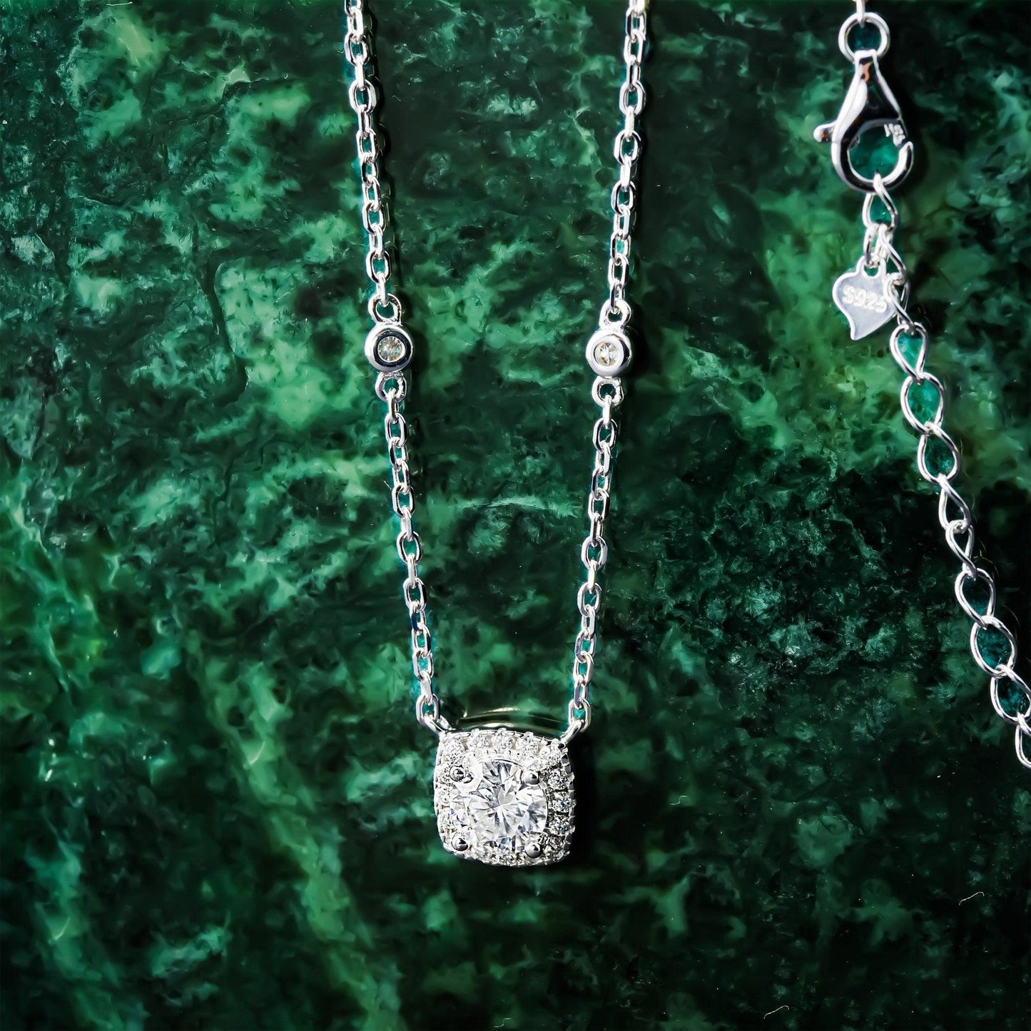 Eksklusivt Exo diamantanheng i firkantet sølvinnfatning med 0,5 ct briljantslipt diamant – Onyx Oslo