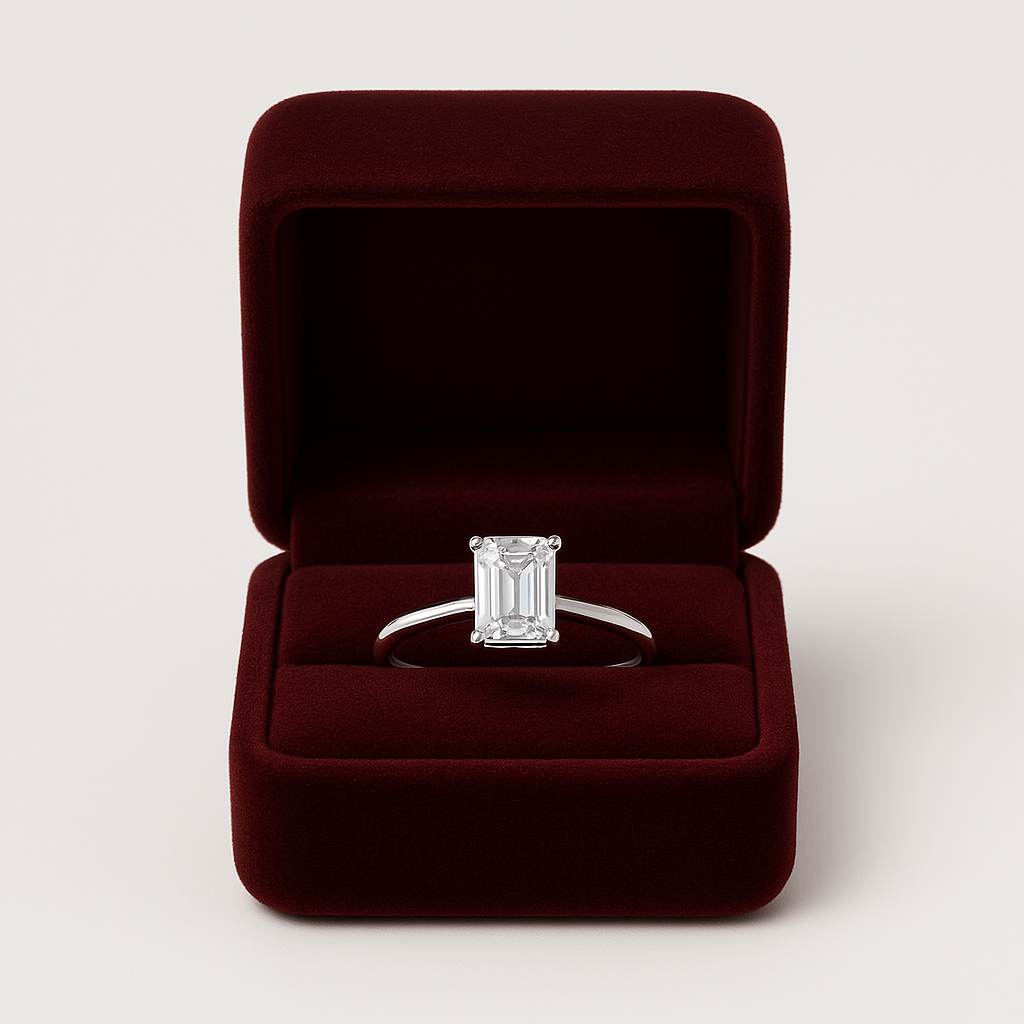 Bærekraftig Exo-diamantforlovelsesring fra Onyx Oslo, utstilt i en luksuriøs rød boks for et tidløst uttrykk.