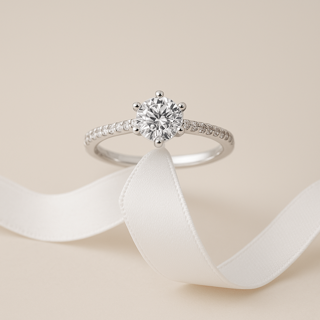 Elegant Onyx Oslo Exo Diamantring med en 1 karat färglös D-sten i 6 klor, med mindre stenar längs ringen, visad på ett vitt band.