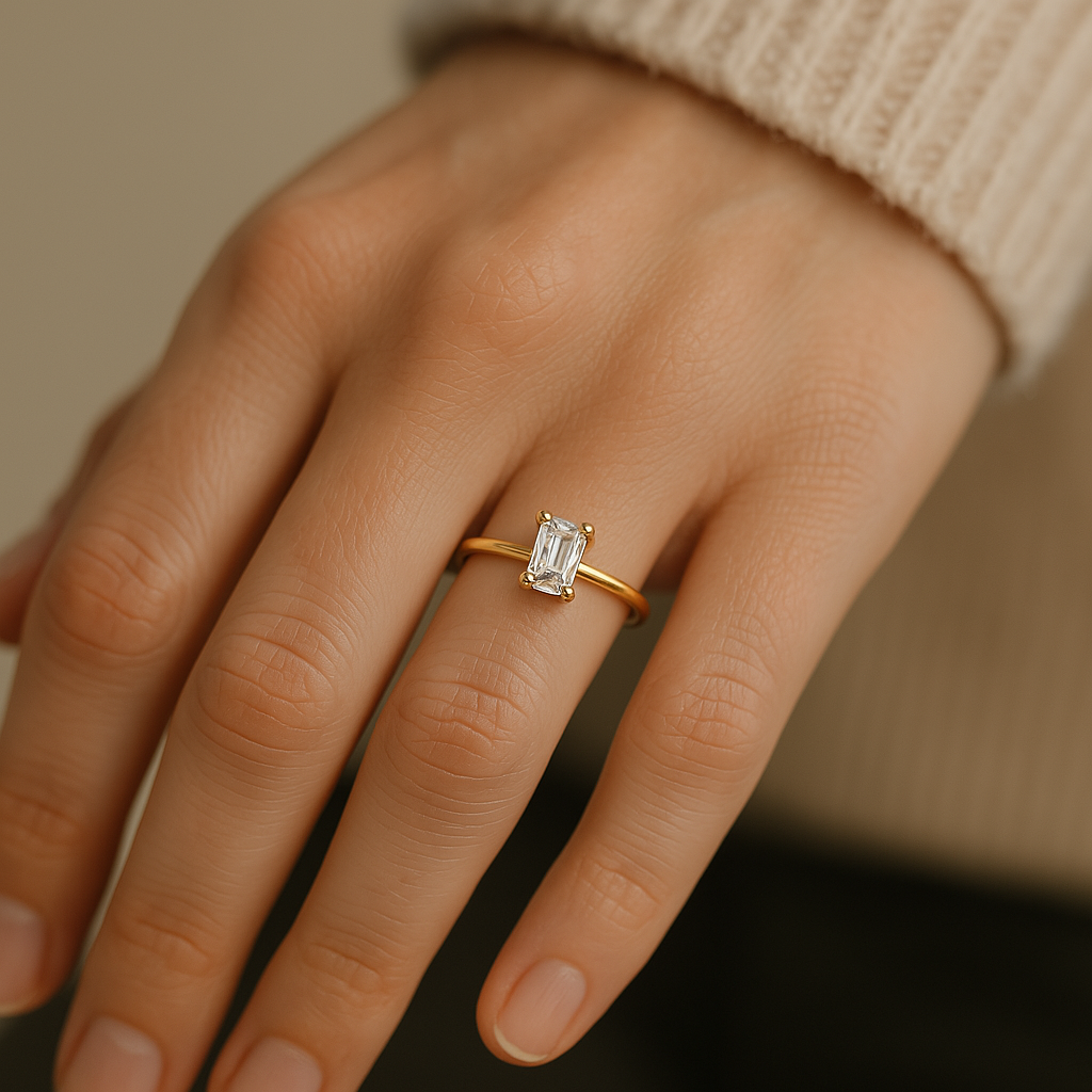 Forlovelsesring med en 0.5 karat smaragdslipt Exo-diamant ring fra Onyx Oslo, et etisk og glamorøst valg.