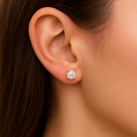 Modell som bærer ONYX OSLOs etisk produserte Exo Diamant øredobber med fire klør for en tidløs look.