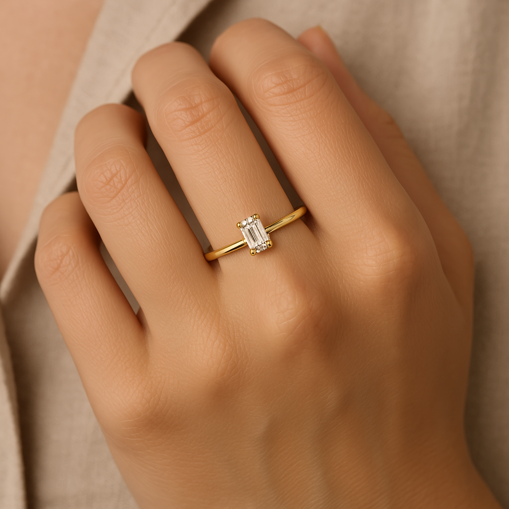 Onyx Oslo Exo-diamantforlovelsesring med smaragdslip, vist på en hånd for å fremheve sin unike glans i 18K gull materiale.