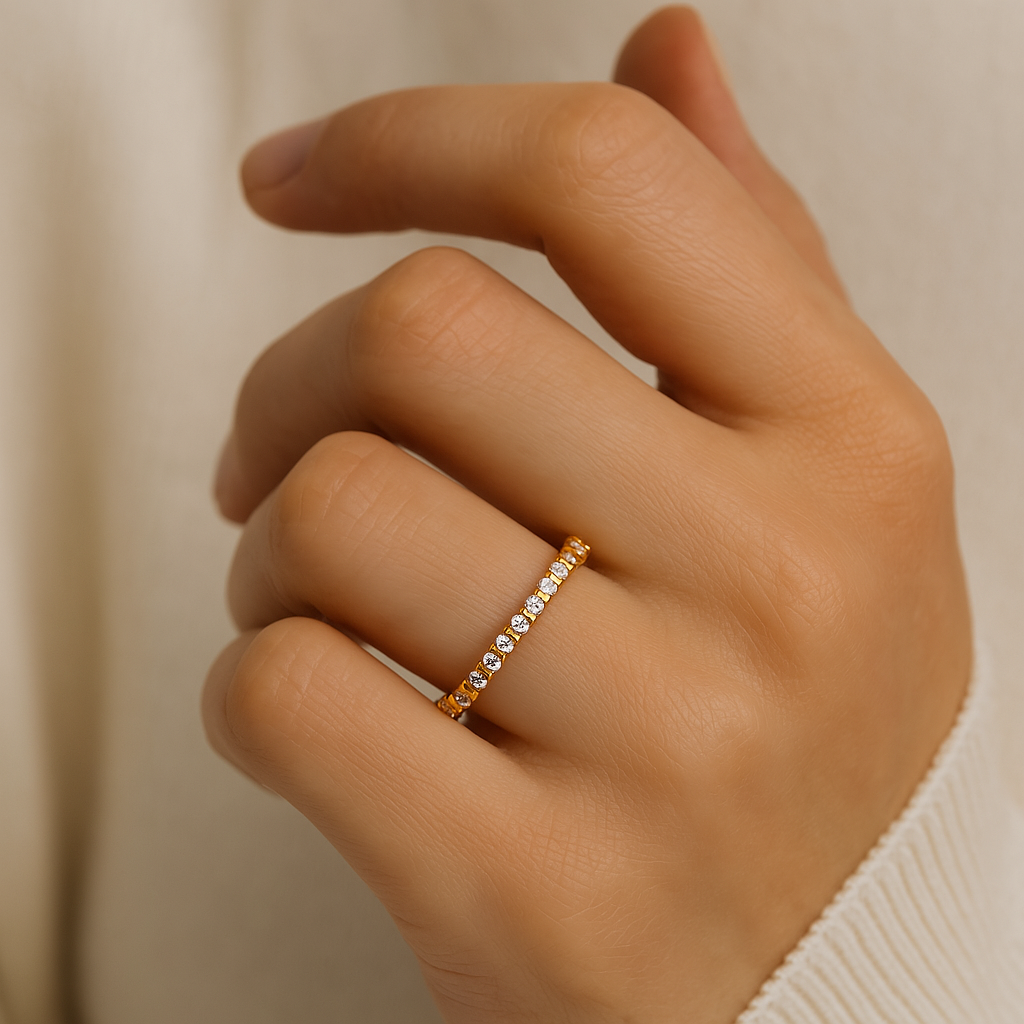 Onyx Oslo Exo Diamond bandring i gull, med 0.3 karat små diamanter som gir en gnistrende finish.