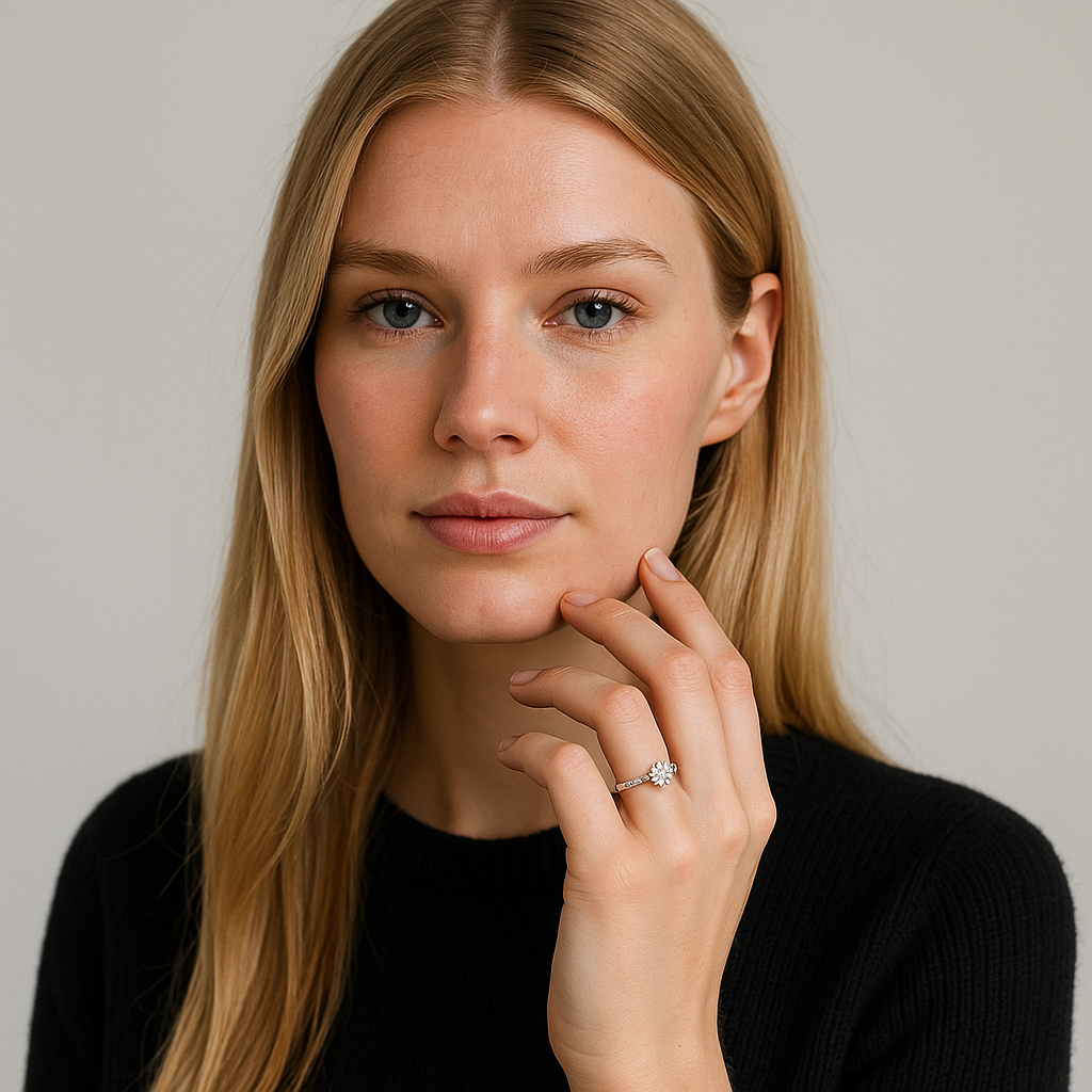 Onyx Oslo Klassisk 6 Klør Exo Diamantring på en hånd, med en 1 karat rundskåret VVS1 exo-diamant i 925 ekte sølv for bærekraftig luksus.