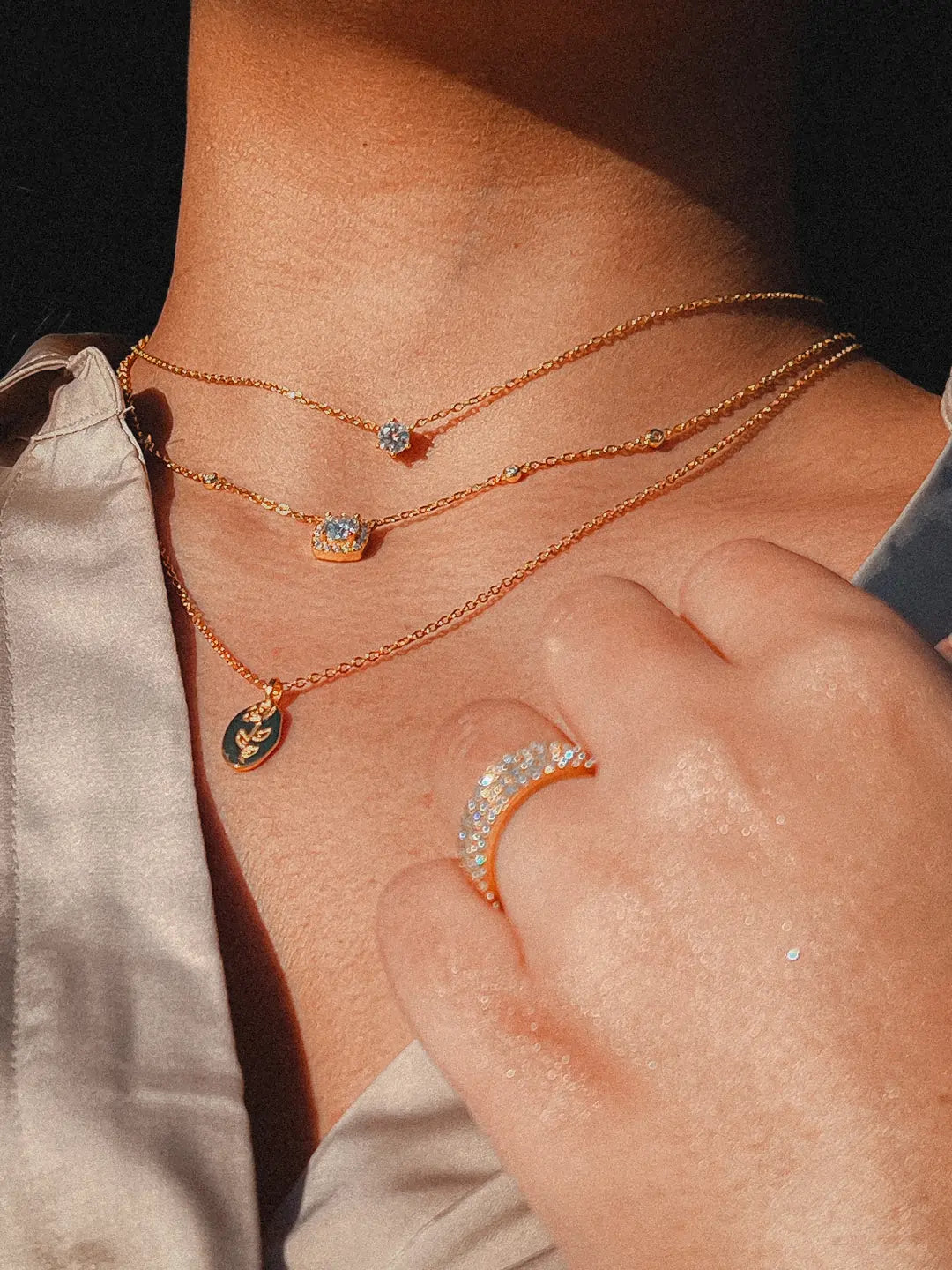 Stacka diamantringer på fingeren til ei dame, stylet opp med smykker og matchende diamantkjeder, liksom.