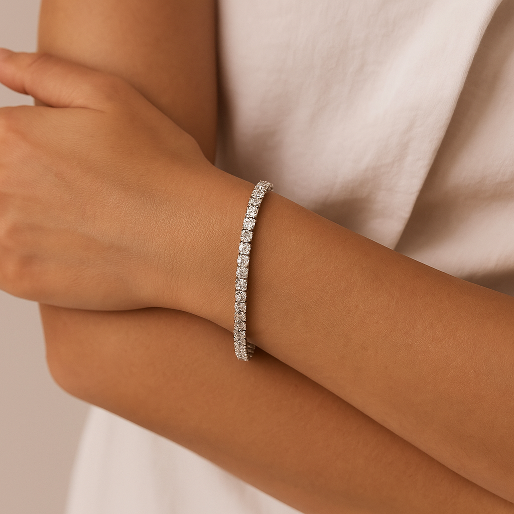 Tennisarmband av Onyx Oslo i sterling silver med guldplaterad bars av en modell i handleden